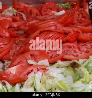 Scheiben Tomaten und Salat für Sandwich, Burger und Salat Stockfoto