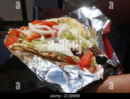 Ein Gyro-Sandwich gefüllt mit Lamm, Tomaten, weißen Zwiebeln, Salat auf Pita Brot Stockfoto