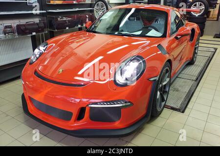 Moskau. Februar 2019. Vorderansicht eines neuen orange metallic Porsche 911 GT3 RS in einer interaktiven Wartungsbox des Autohauses. Öffentlicher offener Bereich des Servicezentrums Stockfoto