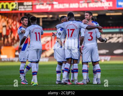 Vitality Stadium, Bournemouth, Dorset, Großbritannien. Juni 2020. English Premier League Football, Bournemouth Athletic versus Crystal Palace; Jordan Aiew von Crystal Palace feiert mit seinem Team auf Scoring in 23. Minute für 0-2 Credit: Action Plus Sports/Alamy Live News Stockfoto