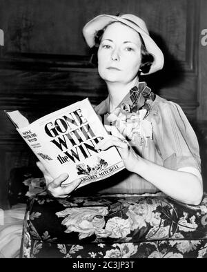 Margaret Munnerlyn Mitchell (1900-1949) war eine amerikanische Schriftstellerin und Journalistin aus Atlanta, Georgia, die den Roman Gone with the Wind aus der amerikanischen Bürgerkriegszeit schrieb, für den sie 1936 den National Book Award für den bedeutendsten Roman und 1937 den Pulitzer Prize for Fiction gewann. Stockfoto