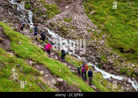 Ben Nevis / UK - August 24 2019: Wanderer auf dem 'Mountain Path', der beliebtesten Route auf Ben Nevis, in den schottischen Highlands. Stockfoto