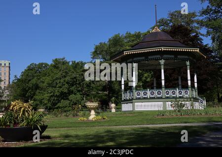 Halifax im Sommer während einer Pandemie. Leere Straßen, Gärten und Bänke. Stockfoto