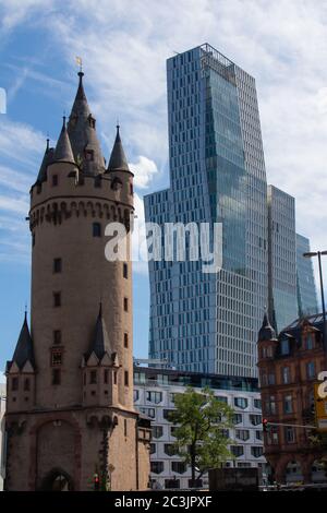 FRANKFURT, DEUTSCHLAND - 11. Aug 2019: Eschenheimer Turm und Nextower in Frankfurt, Deutschland an einem sonnigen Sommertag Stockfoto