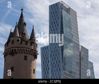 FRANKFURT, DEUTSCHLAND - 11. Aug 2019: Eschenheimer Turm und Nextower in Frankfurt, Deutschland an einem sonnigen Sommertag Stockfoto