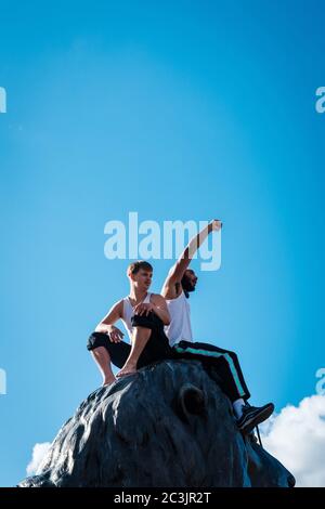 London, Großbritannien. Juni 2020. Zwei Demonstranten sitzen während des Protestes der Black Lives Matter auf einer Löwenstatue am Trafalgar Square. Kredit: Yousef Al Nasser/ Alamy Live Nachrichten Stockfoto