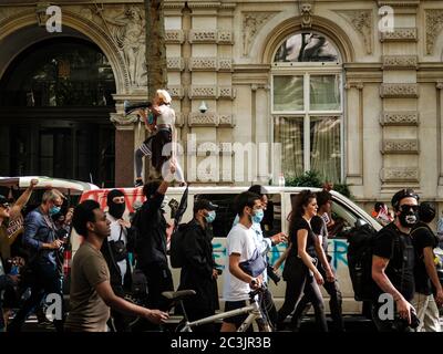 London, Großbritannien. Juni 2020. Imarn Ayton, der Organisator des Black Lives Matter Protestes in London, steht auf einem fahrenden Fahrzeug mit einem Megaphon. Kredit: Yousef Al Nasser/ Alamy Live Nachrichten Stockfoto