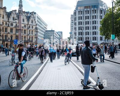 London, Großbritannien. Juni 2020. Ein friedlicher Protest führt die Tothill Street in London hinunter. Kredit: Yousef Al Nasser/ Alamy Live Nachrichten Stockfoto