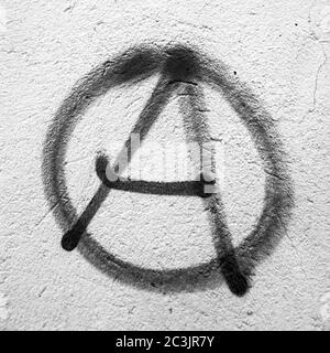 Anarchie Symbol auf grungy Wand gemalt. Ideal für Konzepte und Hintergründe. Stockfoto