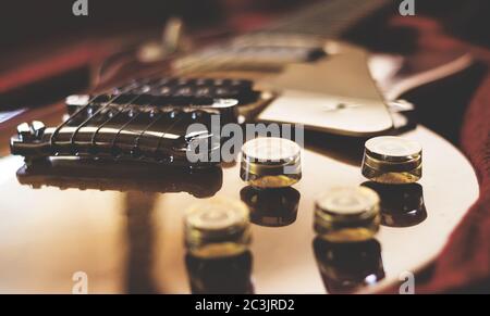 Nahaufnahme einer elektrischen Gitarre, die in einem Gitarrenkoffer liegt. Foto im Retro-Stil. Stockfoto