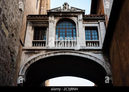 Blick auf das Forum von Rom durch einen Bogen zwischen zwei Wohnhäusern auf dem Campidoglio Platz in Rom, Italien Stockfoto