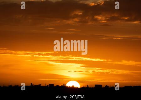 Bunte Silhouette Sonnenaufgang in Anchieta, Staat Espirito Santo, Brasilien Stockfoto