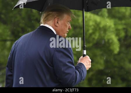 Washington, Usa. Juni 2020. Präsident Donald Trump schließt seine Ausführungen an die Presse, als er am Samstag, den 20. Juni 2020, in Washington, DC, das Weiße Haus verlässt. Trump nimmt an einer Make America Great Again Wahlkampfveranstaltung in Tulsa, Oklahoma, Teil, die erste seit dem Ausbruch der Coronavirus-Pandemie, die einen Großteil seines Wahlkampfs 2020 im vergangenen Frühjahr verschoben hat. Foto von Mike Theiler/UPI Kredit: UPI/Alamy Live Nachrichten Stockfoto