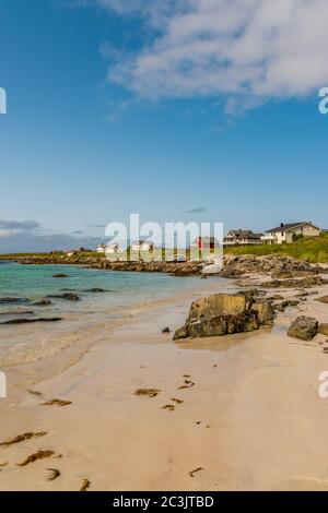 Vertikale Aufnahme eines Strandes in Ramberg, Lofoten Islands, Norwegen Stockfoto