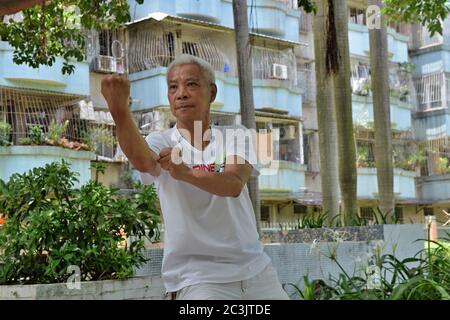 FOSHAN, CHINA - CIRCA JUNI 2020: Ein chinesischer Kung-Fu Großmeister zeigt einzelne Techniken des Drachen-Stils Kung-Fu. Stockfoto