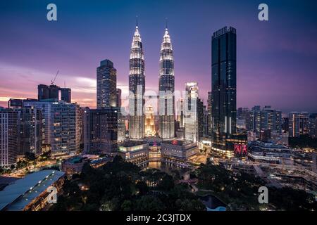 Kuala Lumpur City Centre aka KLCC Complex einschließlich nationaler Wahrzeichen Petronas Twin Towers in der Dämmerung in Kuala Lumpur, Malaysia. Stockfoto