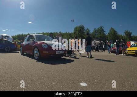 Moskau, Russland - 01. Juni 2019: Roter volkswagen Käfer mit weißen Elementen. Abgesenktes Auto auf dem Parkplatz auf der Straße. Sonniger Tag Stockfoto