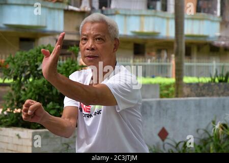 FOSHAN, CHINA - CIRCA JUNI 2020: Ein chinesischer Kung-Fu Großmeister zeigt einzelne Techniken des Drachen-Stils Kung-Fu. Stockfoto