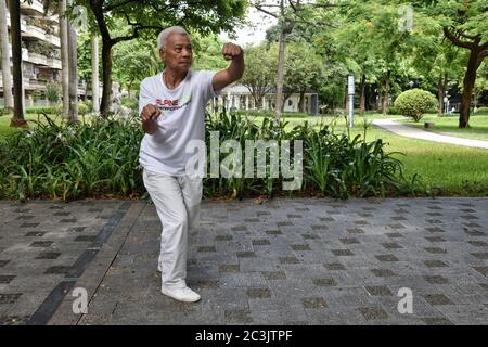 FOSHAN, CHINA - CIRCA JUNI 2020: Ein chinesischer Kung-Fu Großmeister zeigt einzelne Techniken des Drachen-Stils Kung-Fu. Stockfoto