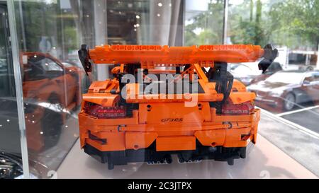 Moskau. Herbst 2018. Der original Lego Porsche 911 GT3 RS im Porsche-Autohaus. Oranger Sportwagen vom Designer Stockfoto