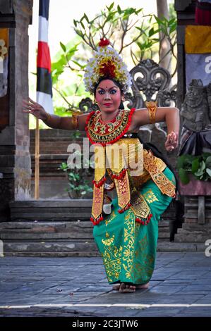 Ubud, Bali, Indonesien - 24. Oktober 2012: Indonesierin in traditioneller Kleidung, die Barong und Legong Tanz aufführt. Stockfoto