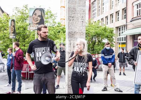 München, Bayern, Deutschland. Juni 2020. Die rechtsextreme Identitaere Bewegung Augsburg/Schwaben hielt eine Kundgebung am Münchner Pasinger Marienplatz ab. Quelle: Sachelle Babbar/ZUMA Wire/Alamy Live News Stockfoto