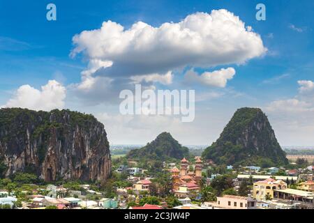 Panorama-Luftaufnahme der Marmorberge in Danang, Vietnam in einem Sommertag Stockfoto