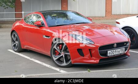 Moskau. Herbst 2018. Roter Jaguar F - Typ S in der Nähe des Porsche-Händlerbetriebs. Stockfoto