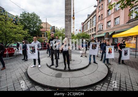 München, Bayern, Deutschland. Juni 2020. Die rechtsextreme Identitaere Bewegung Augsburg/Schwaben hielt eine Kundgebung am Münchner Pasinger Marienplatz ab. Quelle: Sachelle Babbar/ZUMA Wire/Alamy Live News Stockfoto