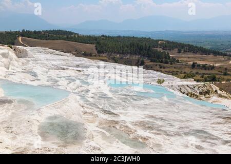 Travertin Pools und Terrassen in Pamukkale, Türkei in einem schönen Sommertag Stockfoto