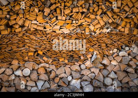 Brennholz Haufen im Garten der Großväter in Niederbayern Stockfoto