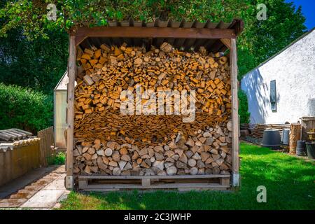 Brennholz Haufen im Garten der Großväter in Niederbayern Stockfoto