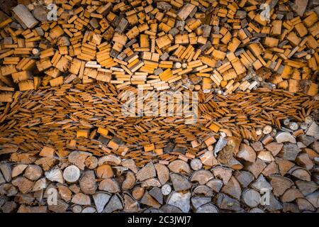 Brennholz Haufen im Garten der Großväter in Niederbayern Stockfoto