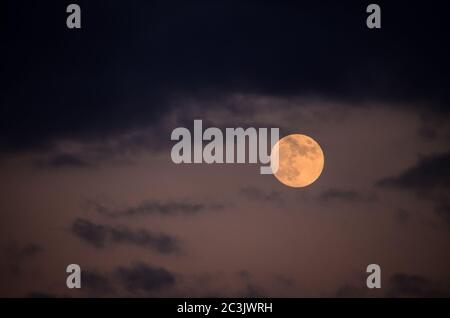 Mond Nahaufnahme zeigt die Details der Mondoberfläche. Stockfoto