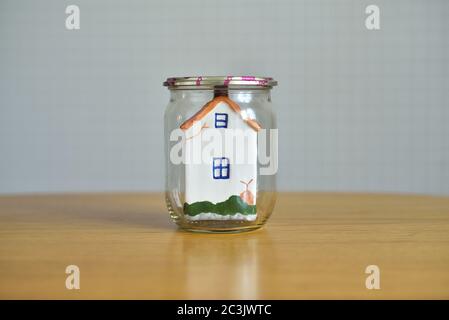 Kleines Haus in einem Glas Stockfoto