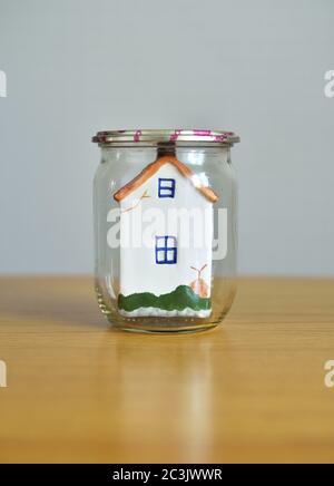 Kleines Haus in einem Glas Stockfoto