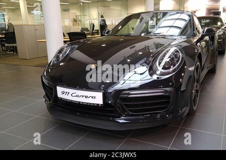 Moskau. Februar 2018. Schwarzer Porsche 911 991 Carrera im Händlershowroom. Scheinwerfer und aerodynamischer Turbo-verpackt Vorderansicht und linke Seite Stockfoto