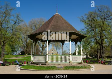 Reading, Berkshire, Großbritannien. April 2015. Öffentlicher Park Forbury Gardens im Reading Town Centre, Reading, Berkshire neben dem Reading Crown Court. Quelle: Maureen McLean/Alamy Stockfoto