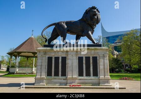 Reading, Berkshire, Großbritannien. April 2015. Öffentlicher Park Forbury Gardens im Reading Town Centre, Reading, Berkshire neben dem Reading Crown Court. Quelle: Maureen McLean/Alamy Stockfoto