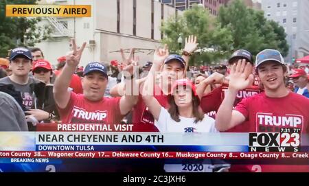 Tulsa, Oklahoma, USA. Juni 2020. Ein Bildschirm aus der Fernsehberichterstattung über die Trump-Rallye in Tulsa inmitten der COVID-19-Pandemie. Die Kundgebung findet trotz mehrerer gesundheitlicher Warnungen statt, dass sich eine Versammlung von 19,000 Personen in einer Indoor-Arena als ein Coronavirus-Superstreuer-Ereignis erweisen könnte. Kredit: Brian Cahn/ZUMA Wire/Alamy Live Nachrichten Stockfoto