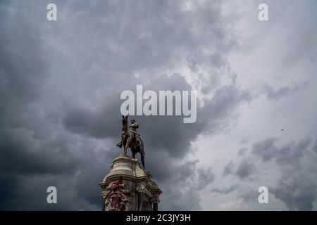 Richmond, Usa. Juni 2020. Das Robert E. Lee Denkmal ist am Samstag, 20. Juni 2020 in Richmond, Virginia, zu sehen. In den letzten drei Wochen des Protests über Polizeibrutalität und rassistische Ungerechtigkeit wurde die Statue verstärkt untersucht. Foto von Ken Cedeno/UPI Kredit: UPI/Alamy Live Nachrichten Stockfoto