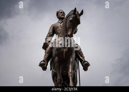 Richmond, Usa. Juni 2020. Das Robert E. Lee Denkmal ist am Samstag, 20. Juni 2020 in Richmond, Virginia, zu sehen. In den letzten drei Wochen des Protests über Polizeibrutalität und rassistische Ungerechtigkeit wurde die Statue verstärkt untersucht. Foto von Ken Cedeno/UPI Kredit: UPI/Alamy Live Nachrichten Stockfoto