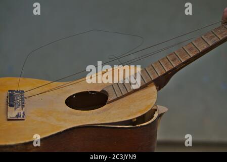 Nahaufnahme einer gebrochenen Akustikgitarre Stockfoto