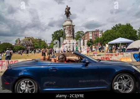 Richmond, Usa. Juni 2020. Die Menschen sehen die Menge, während sie am Samstag, 20. Juni 2020, am Robert E. Lee Denkmal in Richmond, Virginia, vorbei fahren. In den letzten drei Wochen des Protests über Polizeibrutalität und rassistische Ungerechtigkeit wurde die Statue verstärkt untersucht. Foto von Ken Cedeno/UPI Kredit: UPI/Alamy Live Nachrichten Stockfoto