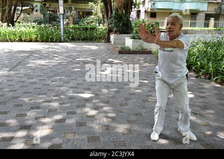 FOSHAN, CHINA - CIRCA JUNI 2020: Ein chinesischer Kung-Fu Großmeister zeigt einzelne Techniken des Drachen-Stils Kung-Fu. Stockfoto