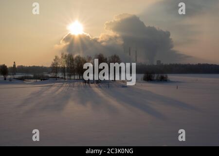 Eine Fabrik und Rauch im Winter in Finnland Stockfoto