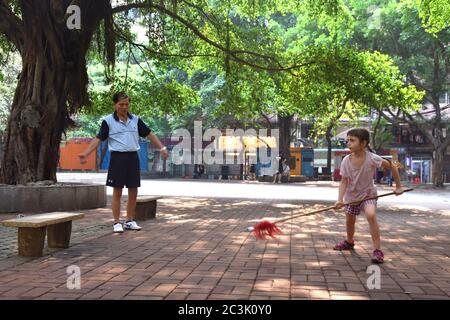 GUANGZHOU, CHINA - CA. MAI 2020: Ein kleines weißes Mädchen praktiziert Kung-Fu mit einer chinesischen Kampfkunstlehrerin, Stil Choy Li FUT in Kantonesisch. Stockfoto