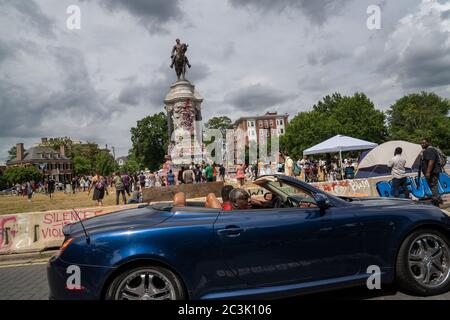 Richmond, Usa. Juni 2020. Die Menschen sehen die Menge, während sie am Samstag, 20. Juni 2020, am Robert E. Lee Denkmal in Richmond, Virginia, vorbei fahren. In den letzten drei Wochen des Protests über Polizeibrutalität und rassistische Ungerechtigkeit wurde die Statue verstärkt untersucht. Foto von Ken Cedeno/UPI Kredit: UPI/Alamy Live Nachrichten Stockfoto