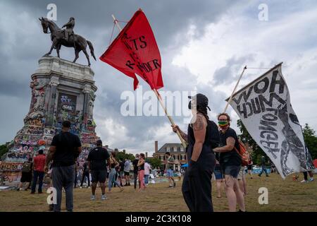 Richmond, Usa. Juni 2020. Anhänger von Black Lives Matter laufen am Samstag, den 20. Juni 2020, um das Robert E. Lee Denkmal in Richmond, Virginia. In den letzten drei Wochen des Protests über Polizeibrutalität und rassistische Ungerechtigkeit wurde die Statue verstärkt untersucht. Foto von Ken Cedeno/UPI Kredit: UPI/Alamy Live Nachrichten Stockfoto