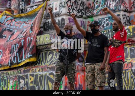 Richmond, Usa. Juni 2020. Anhänger von Black Lives Matter am 20. Juni 2020 am Fuße des Robert E. Lee-Denkmals in Richmond, Virginia. In den letzten drei Wochen des Protests über Polizeibrutalität und rassistische Ungerechtigkeit wurde die Statue verstärkt untersucht. Foto von Ken Cedeno/UPI Kredit: UPI/Alamy Live Nachrichten Stockfoto